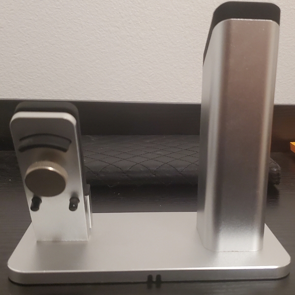 Aluminum Apple Watch iPhone Charging Station - Picture 12 of 13